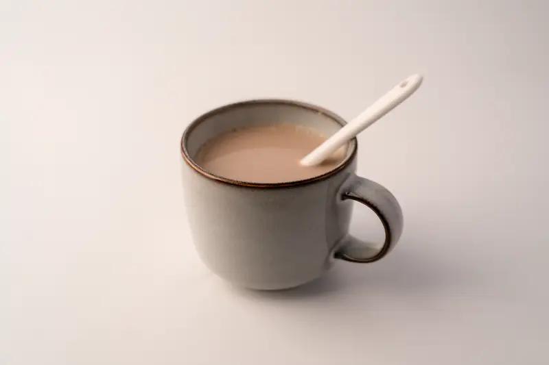 年轻人爱晒奶茶，因为奶茶是“情绪通行证”，开心不开心都能来一杯。而且它还是“社交