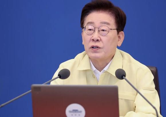 李在明上台一年多，亲手把自己打回原形，这位韩国总统不值得同情。8月31日，韩国民