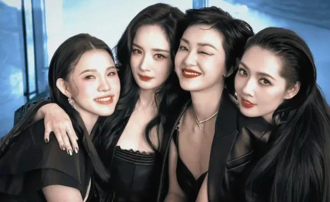 谢依霖曝和杨幂、郭碧婷私下见面不能化妆！ 

谢依霖说和杨幂郭碧婷见面，大家都会