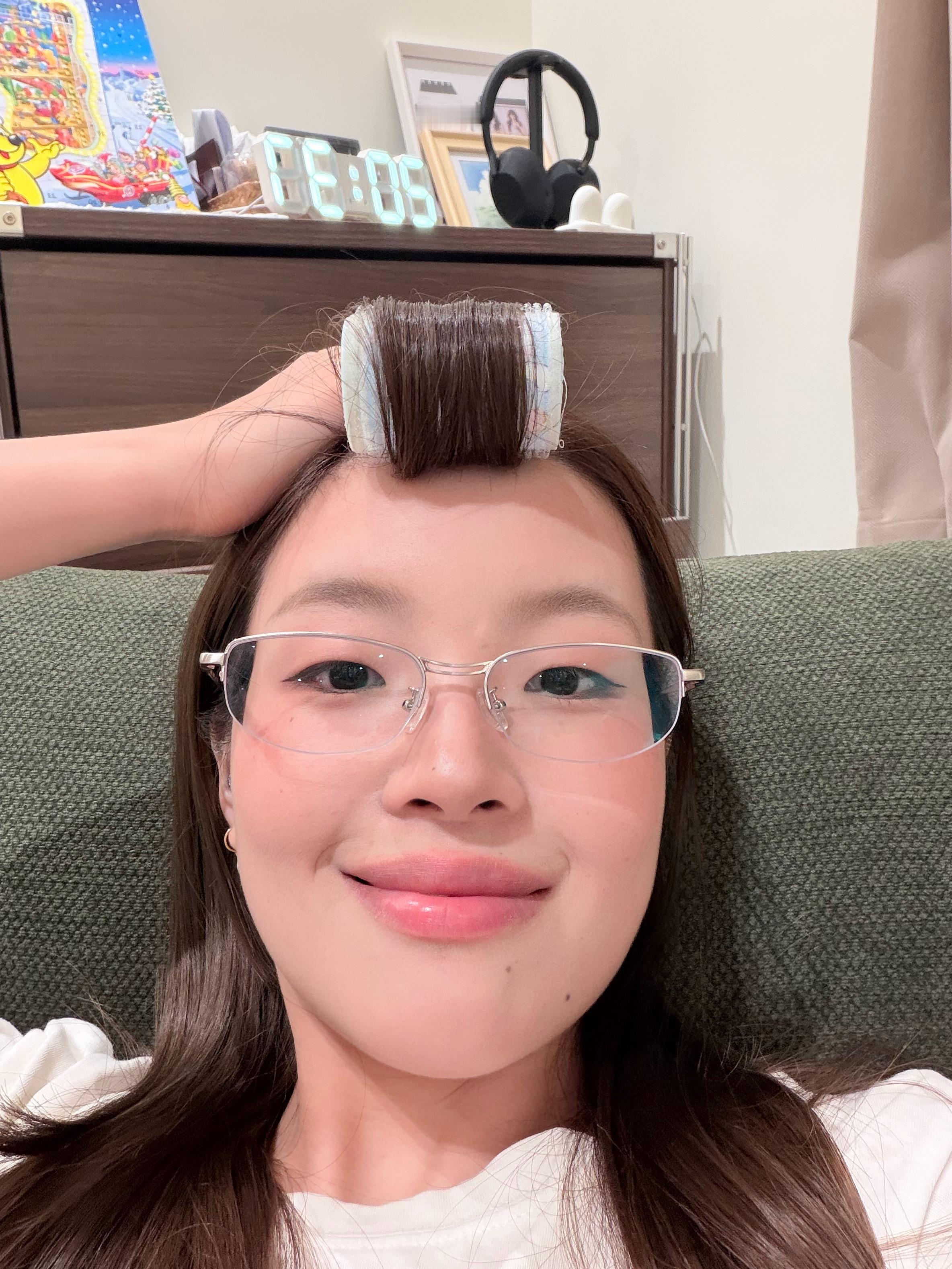 换新镜框了 显得特别睿智呢这次是单独去眼科验光的 带着数据去线上配的镜测出来度数