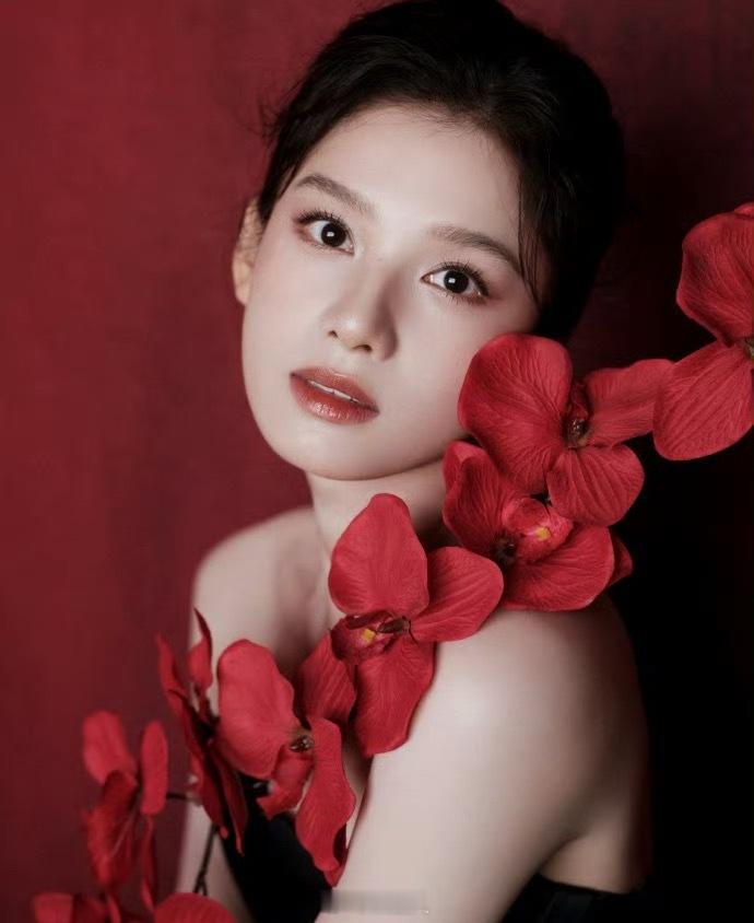 金鹤龙为张婧仪化的原生妆金鹤龙为张婧仪化的原生之美妆  金鹤龙为张婧仪化的原生之