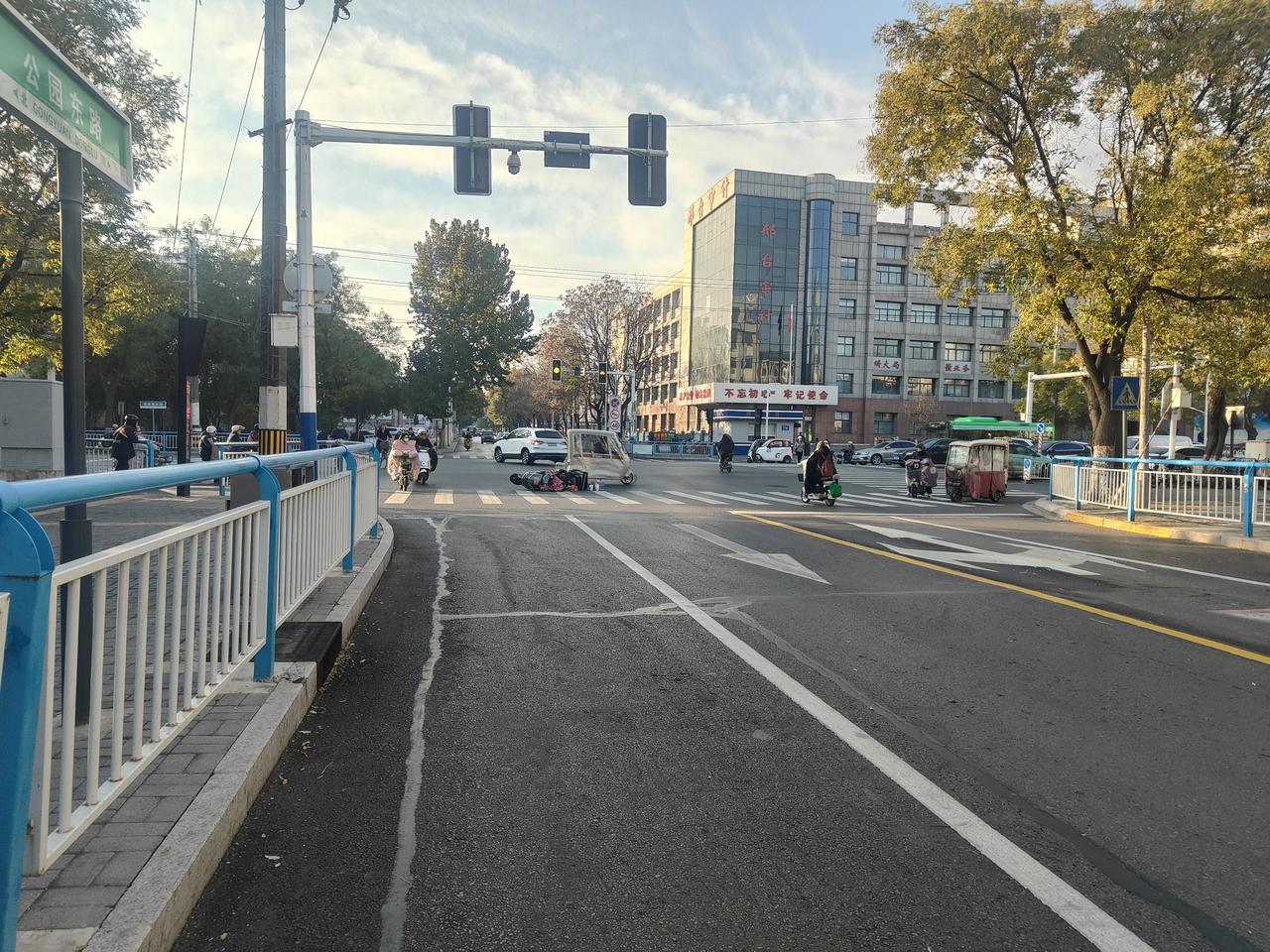 邢台某路口清晨看到外卖摩的摔倒在马路上惊魂背后：给外卖小哥的安全警示
 
今日邢