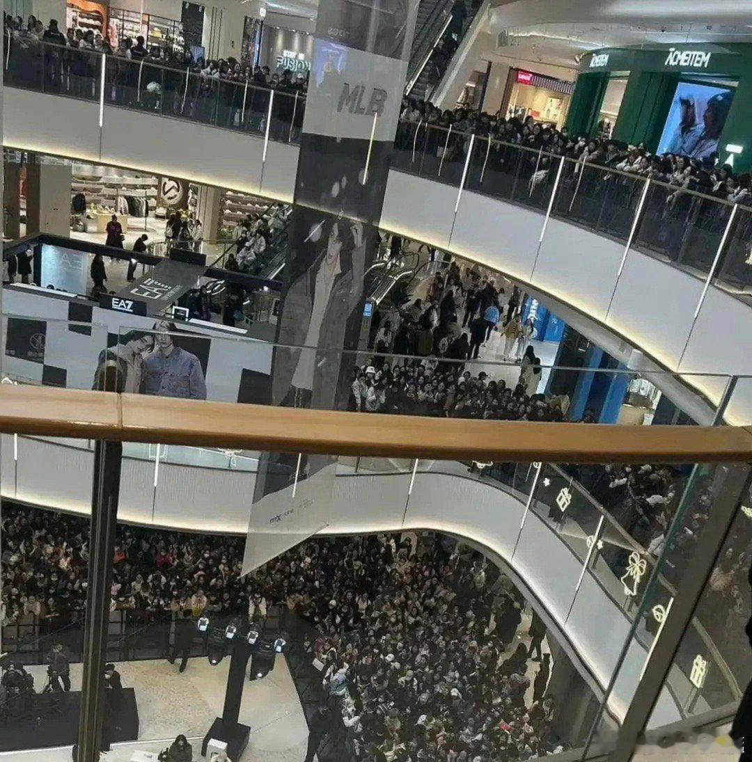 张凌赫重庆活动人气好高 山城满是小核桃的尖叫！第一次来重庆的他学“重庆雄起”超标