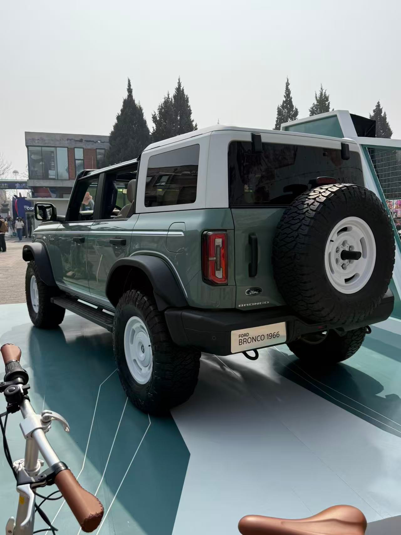 今天在798中国国际时装周现场捕捉到一台自带气场的福特烈马1966！水晶石绿车身