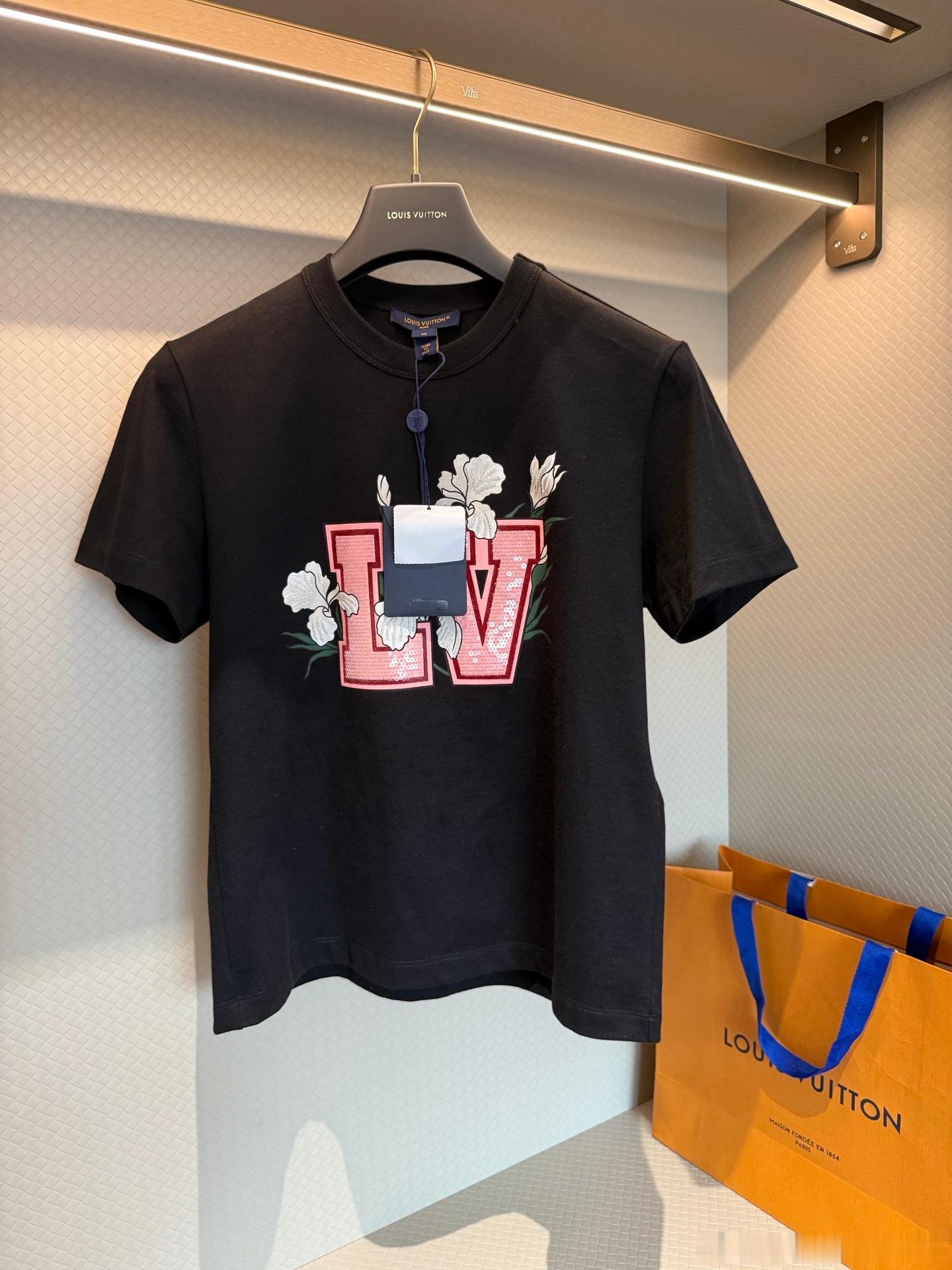 LV 黑色T恤，正面粉色“LV”字母+白色花卉刺绣，细节精致，辨识度满分✨。经典