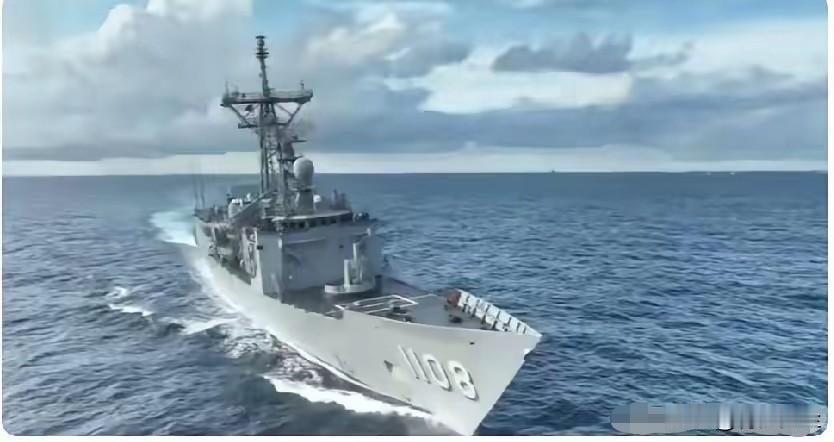 太鼓舞人心了！

​052D“乌鲁本齐”舰不顾台舰“班超舰”火控雷达锁定，强势压