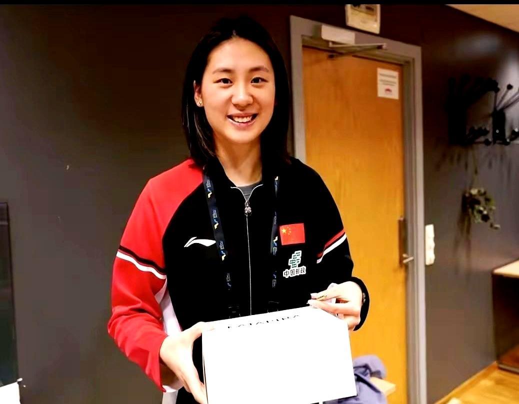 以前见她一次输一次，甚至有人背地里笑她是虚有其表的长腿花瓶。但就在刚才，陈熠用一