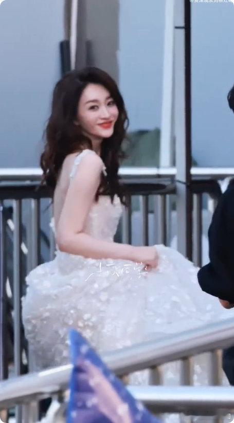 李小冉二公舞台乘风2026手臂手写歌词小抄太真实，默默克服记词难题，这份努力真的