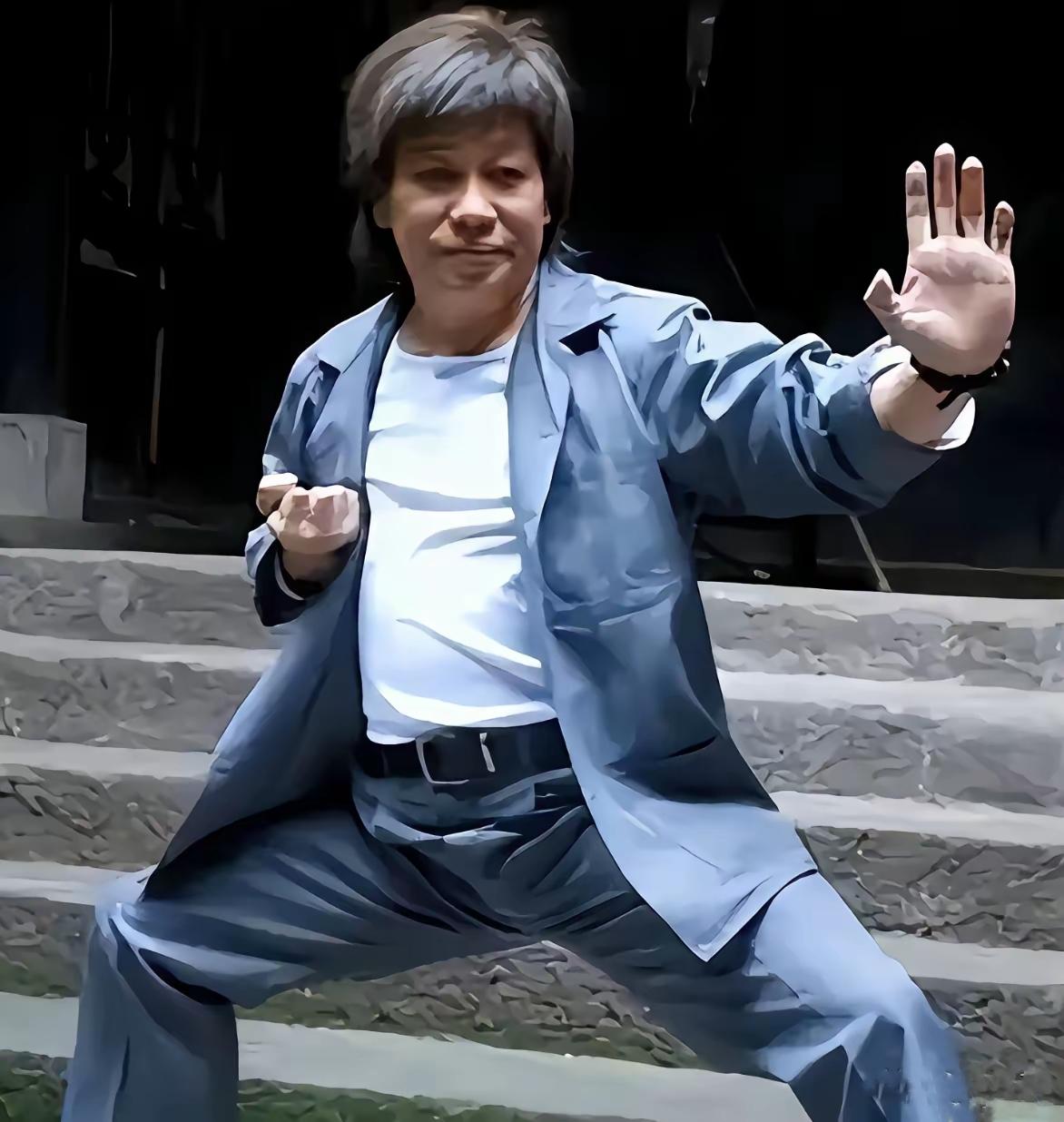 “陈真”我只认梁小龙，

一脚踢飞牌匾的画面，

至今让多少人都记忆犹新，

在