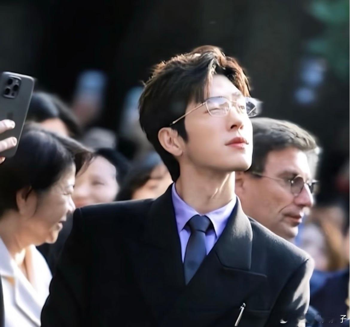 栾念你要是我儿子我心疼死了 行李箱是井柏然的本体吧？看到他和箱子同框，那句心疼脱
