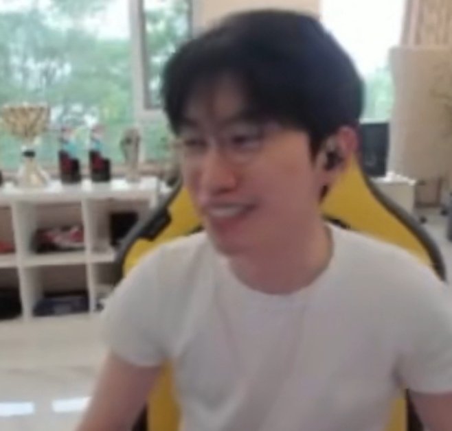 imp就是第一AD！[春游家族][春游家族]doinb在直播中谈老头杯ad选手时