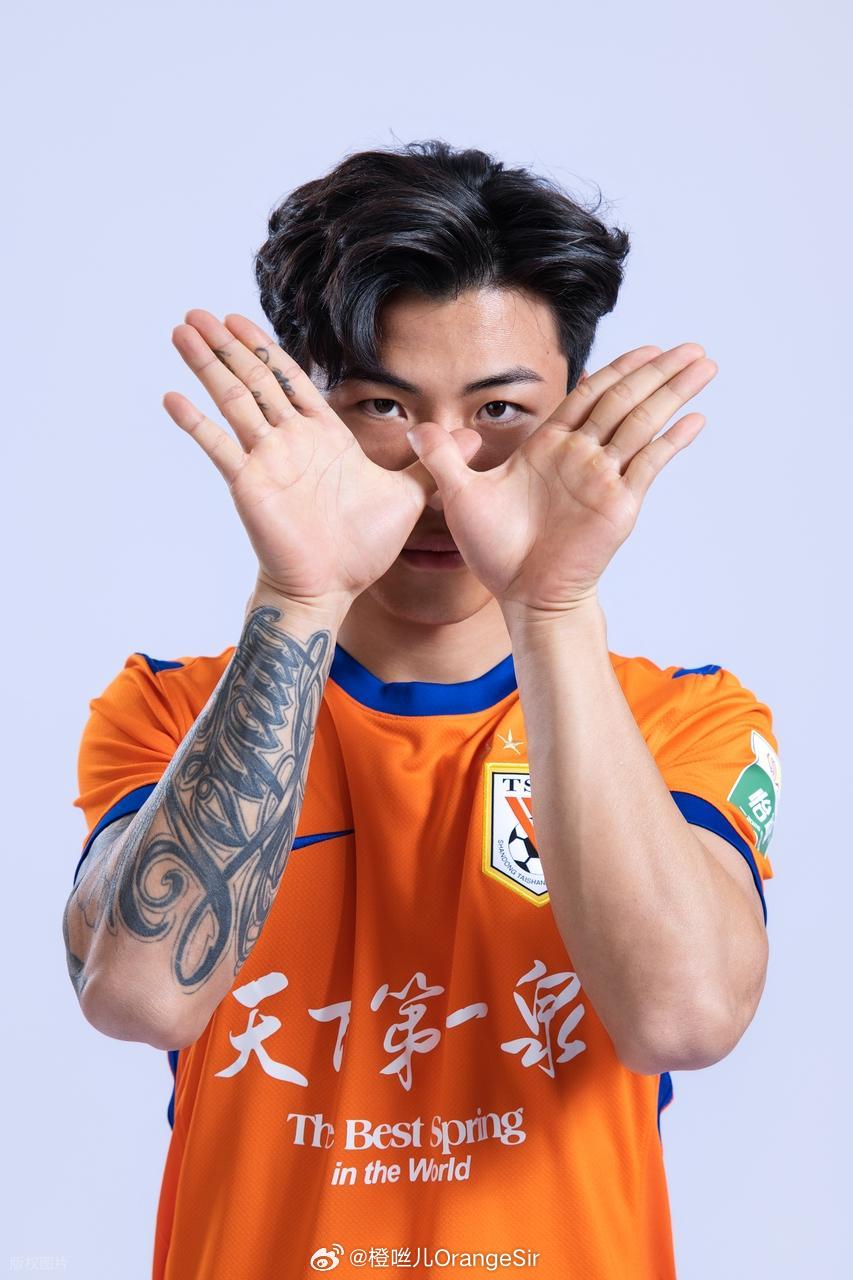 看看泰山队球员2026赛季有意思的定妆照吧！刘洋的动作有点意思~山东泰山山东泰山