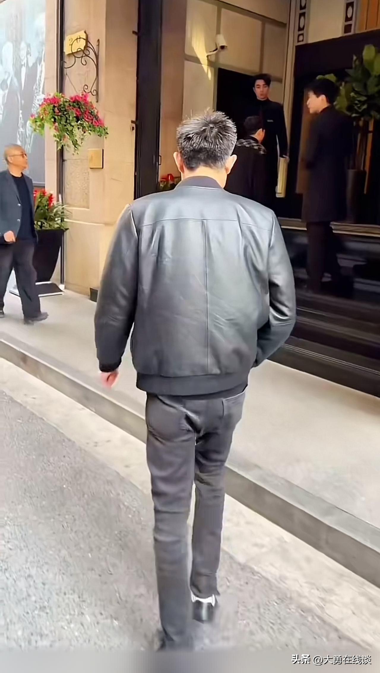 这次尴尬了
“和平饭店老板”被门童拦住不让进
阿四自从尝了互联网的甜头后，在网络