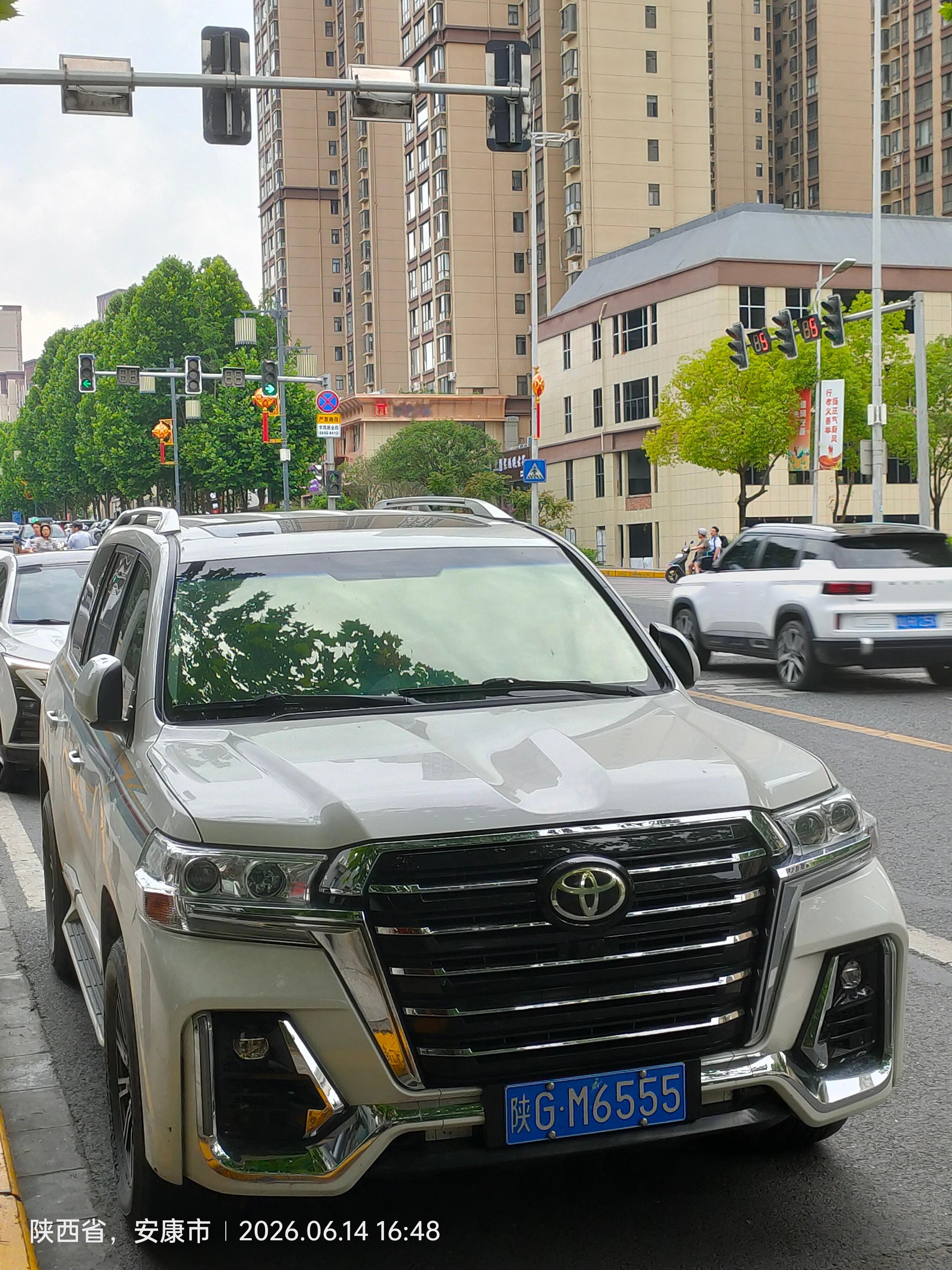 全球车牌 陕GM6555陆地巡洋舰5.7 V8 安康·高新生态运动公园