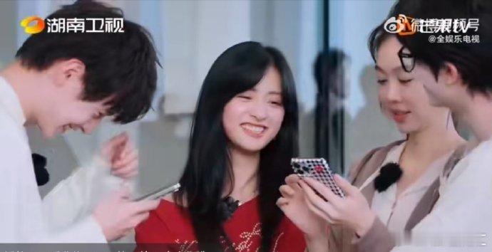  姜妍[超话]姜妍抽象派摄影师中餐厅救命！姜妍拍照把黄晓明拍成垃圾桶“代言人”，