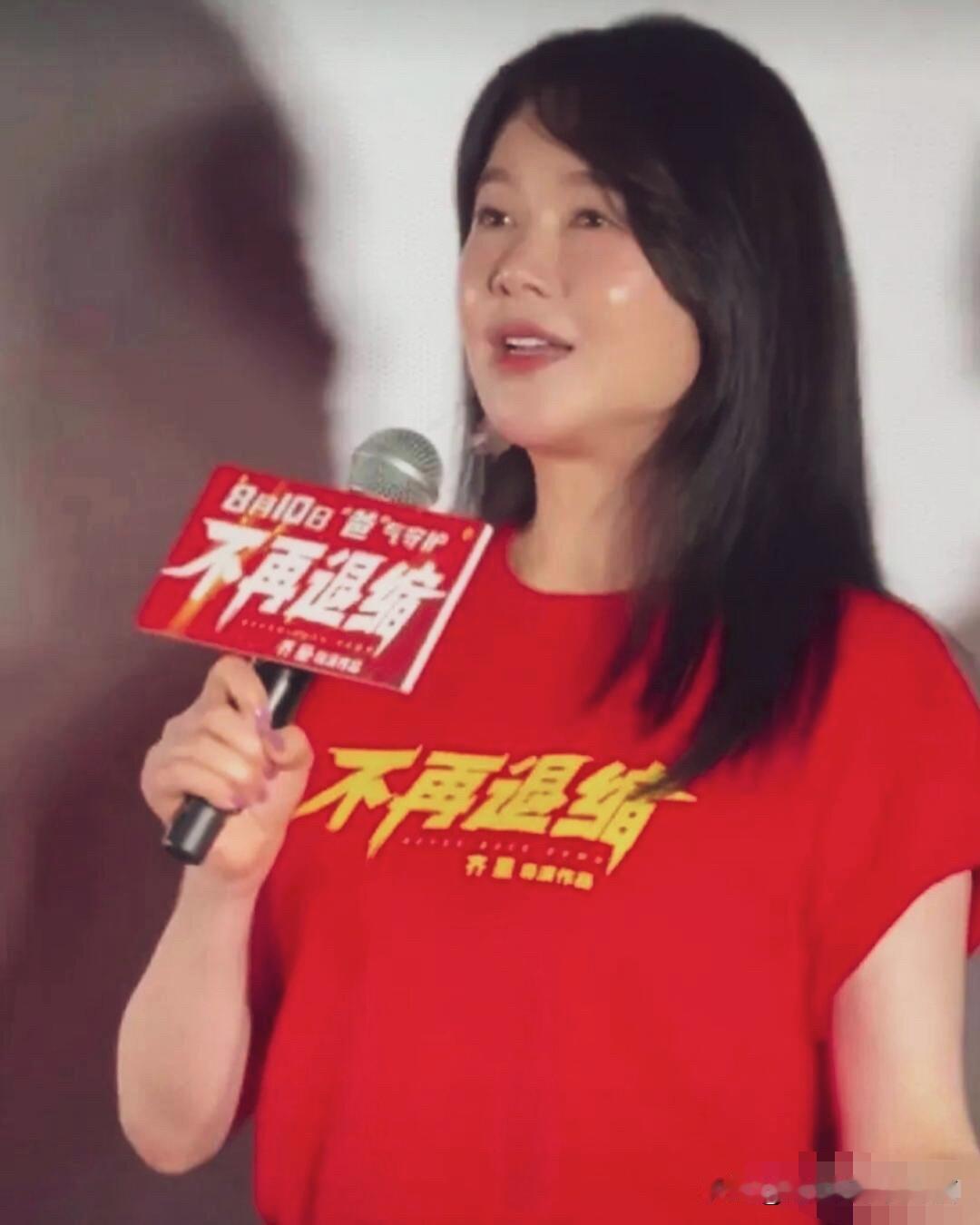 想不到女神也有49岁了，身材圆润发福了不少，虽然没有曾黎颜值那么高，但她的气质和