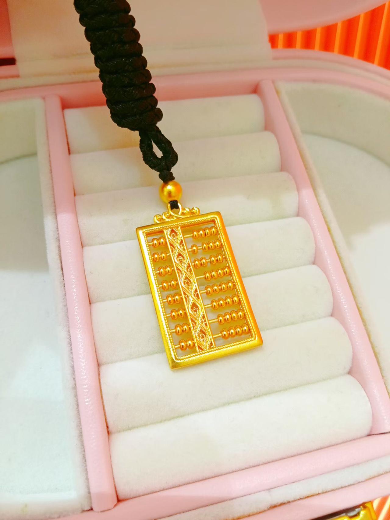 金光闪闪的佛珠手链，精致又富有灵性。