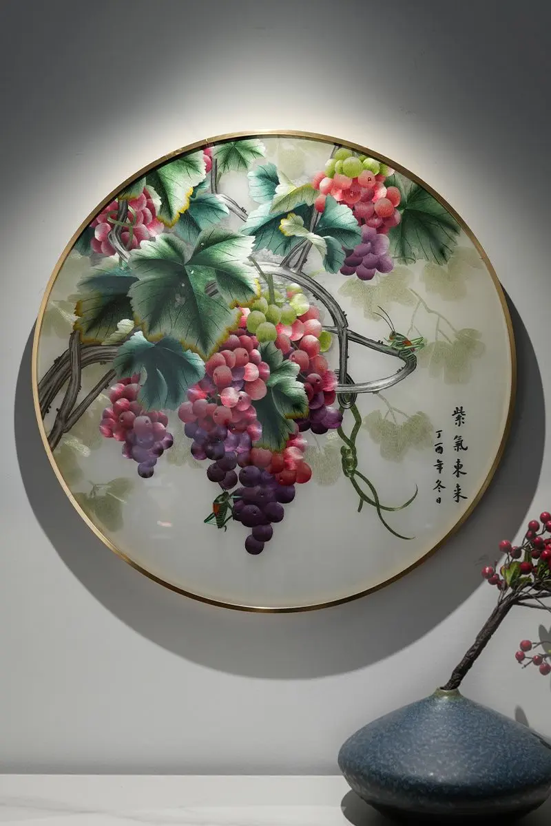 藤垂硕果盈吉兆，紫气东来万事兴 柔丝织满架紫葡垂坠，走线分果珠莹润、叶...