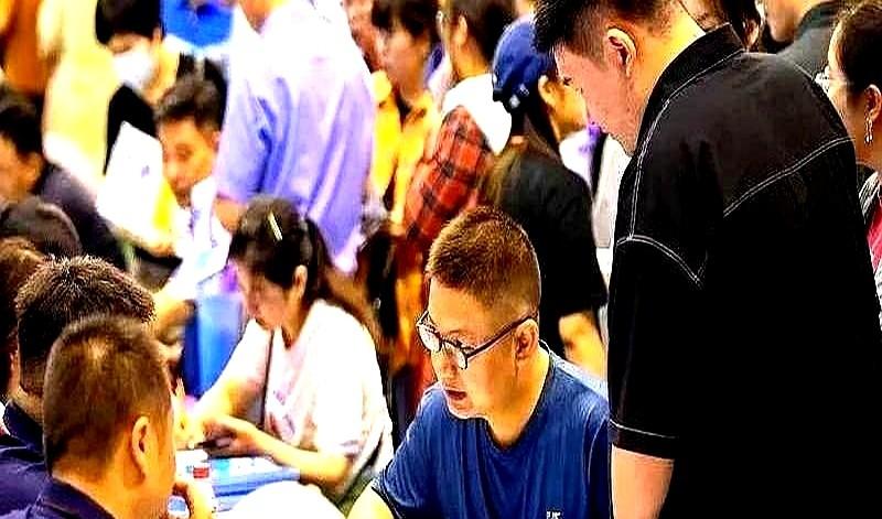 50岁也能月薪翻三倍

苏州老周原来搬箱子拿五千，厂里出钱让他学了三个月PLC，