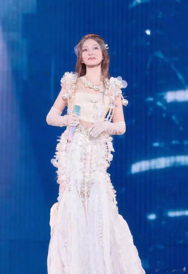 张韶涵一袭绿色抹胸裙宛若森林仙女，美貌养眼！ ​​​