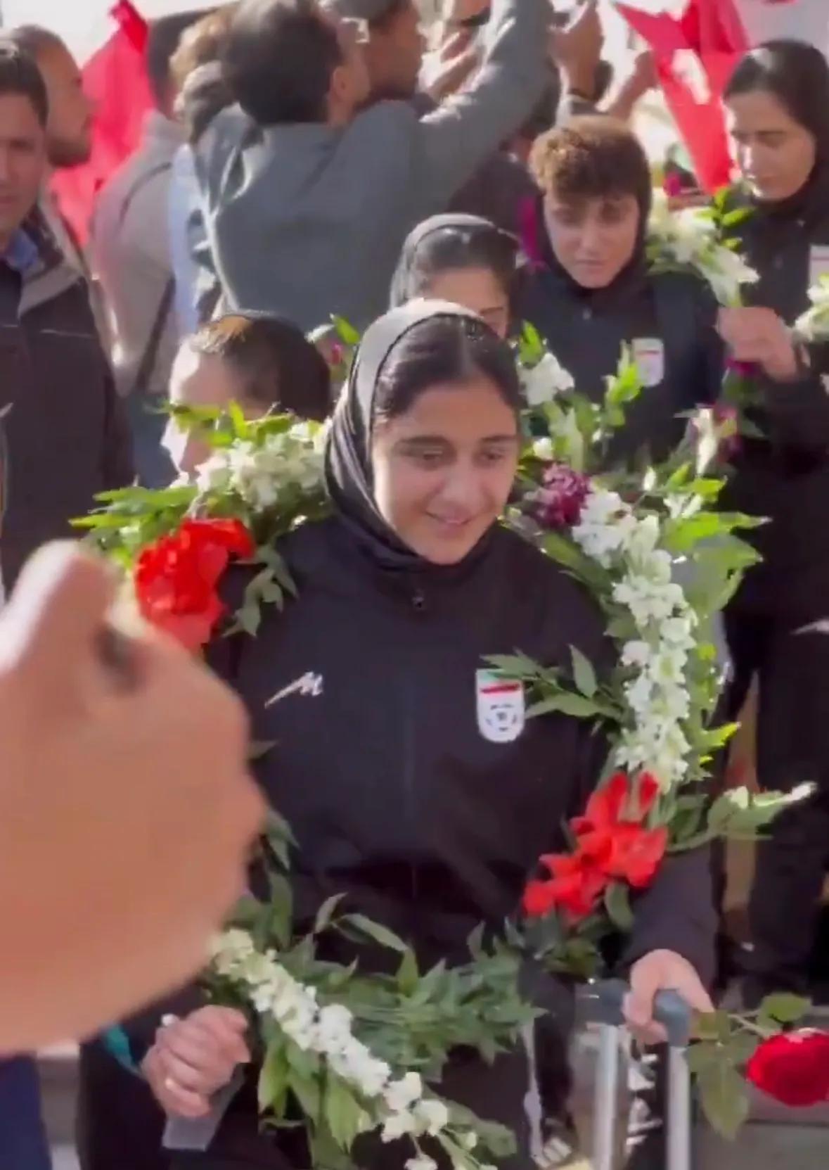 德黑兰民众以鲜花和音乐夹道欢迎伊朗女足回到祖国怀抱，那两位留在澳州的球员心情应该