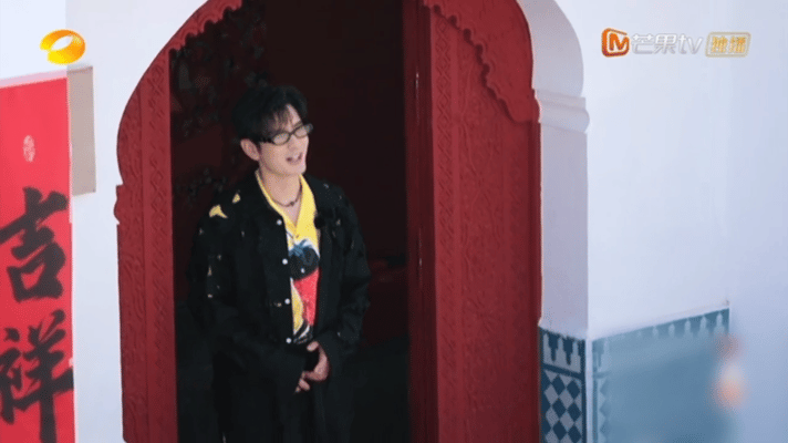 黄晓明为了年轻也是真犟别管，中年人有中年人的犟，我们黄晓明不过是为了显得自己年轻