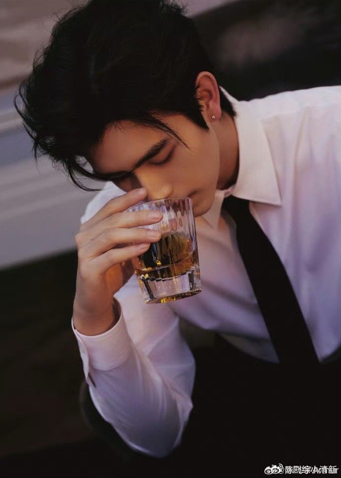 陈飞宇风格大变hello时装周 陈飞宇这组时装周图看完只想说：多来点这种风格！深