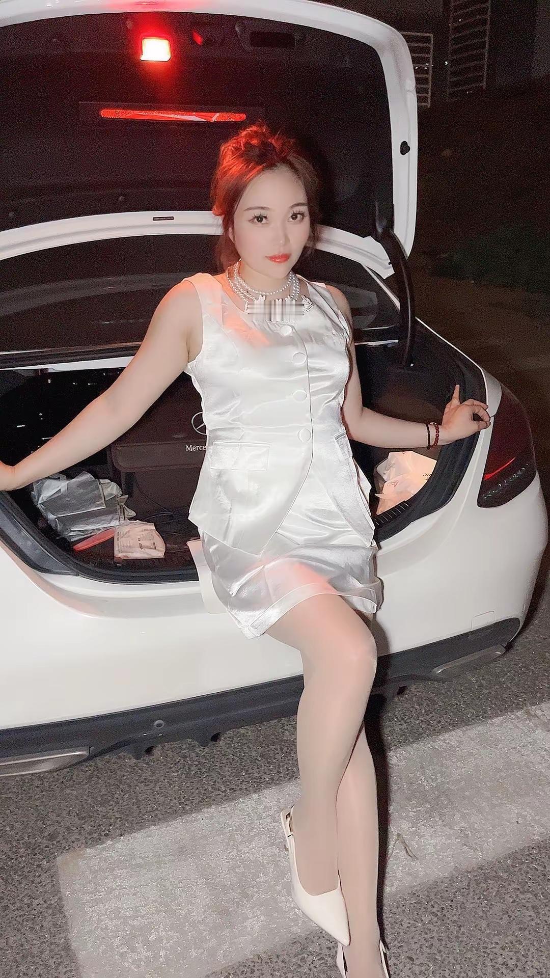 不费力短裙搭配 辣妹穿搭听说紫色很有韵味