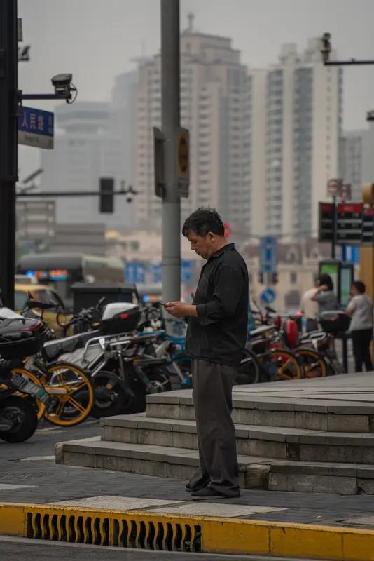上海街头那一跪，跪出了中国年轻人最该有的模样！

最近，一段上海街头的视频火了，