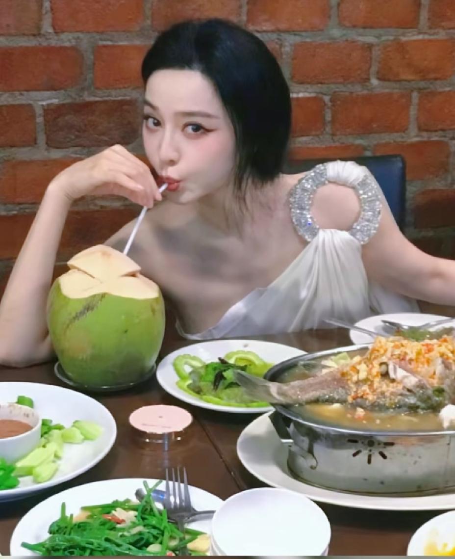 人美，连吃饭都是这么妩媚，有种苏妲己的既视感。