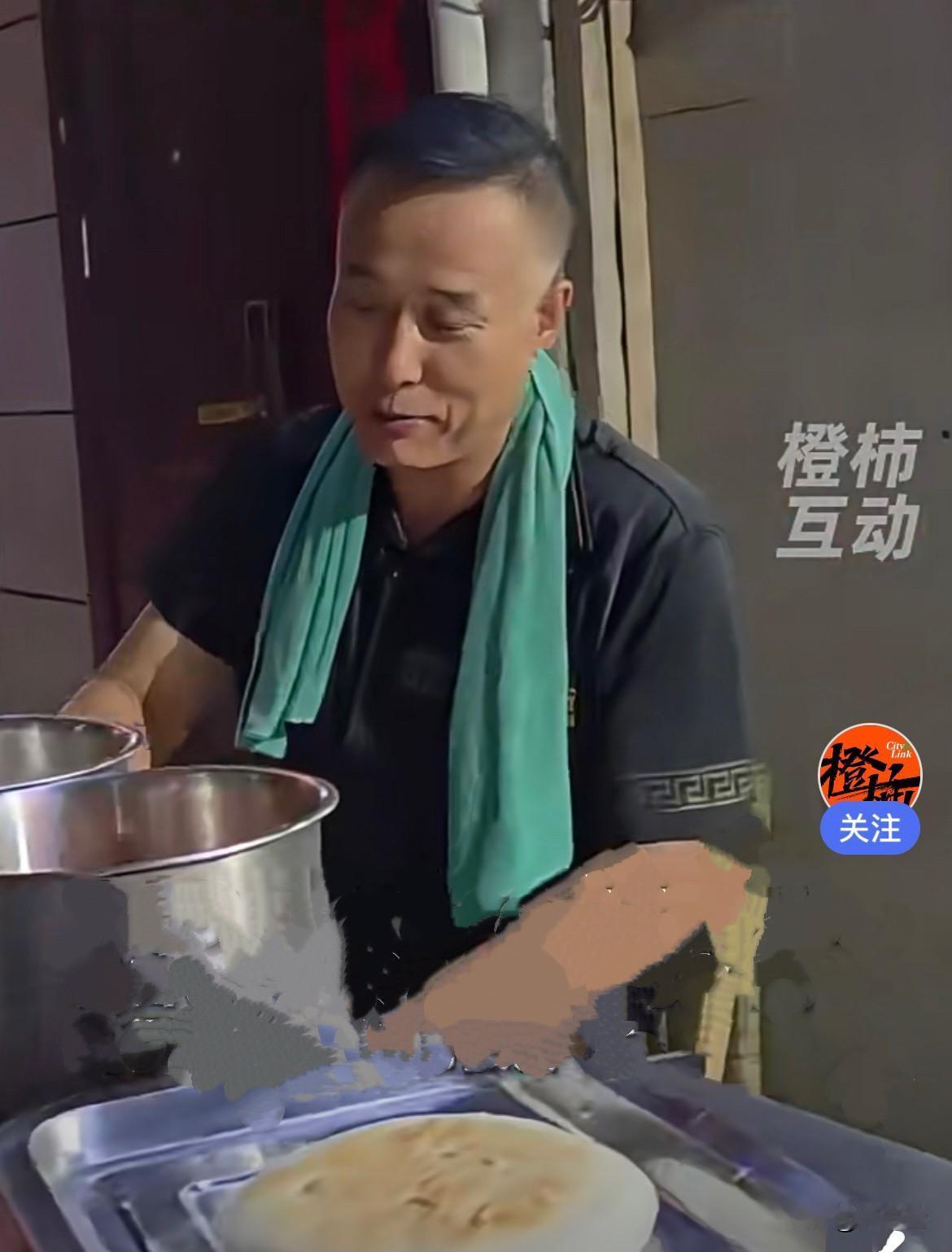 近日，陕西铜川一位顾客去烤肉店吃饭，抬头一瞬间彻底恍惚了，盯着烤肉师傅越看越眼熟