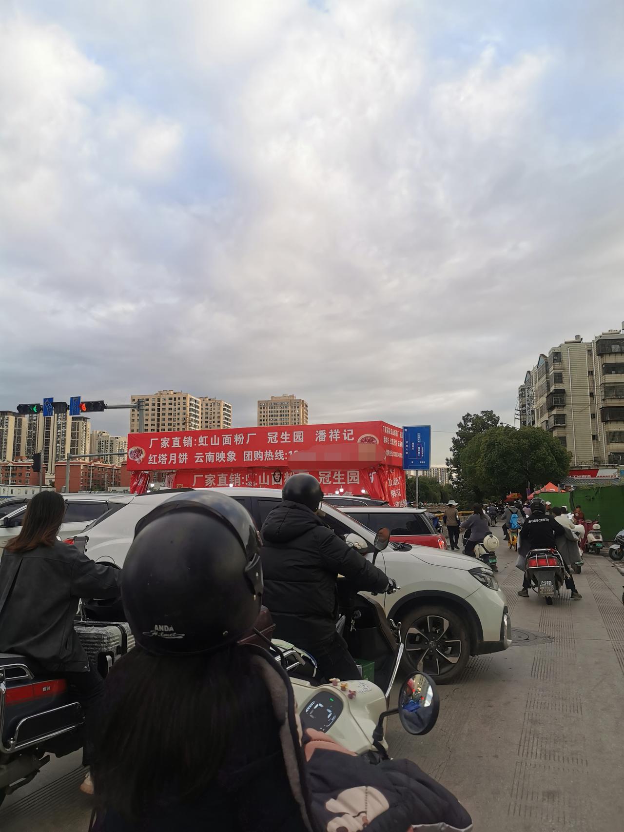 云南十九怪，十五的月亮十六圆，十六的月饼一块钱！
扎心啦，老铁们，我十五天前买的