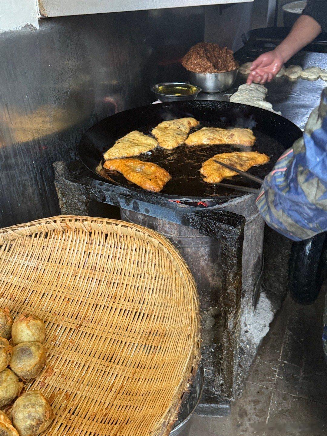 武汉过早～李记鸡冠饺（鸡冠饺 炸糯米鸡汪记鲜鱼糊汤粉阿宝生煎包#美食分享#  ​