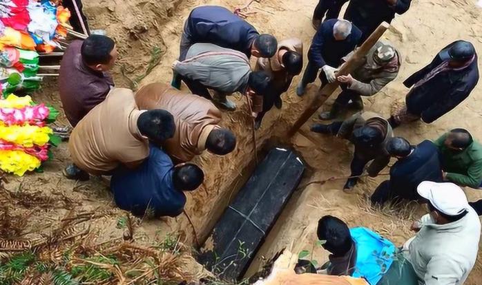 土葬不一定是最好的，人死后，身体还是活的！99%的人根本不知道，其实人在死后埋入