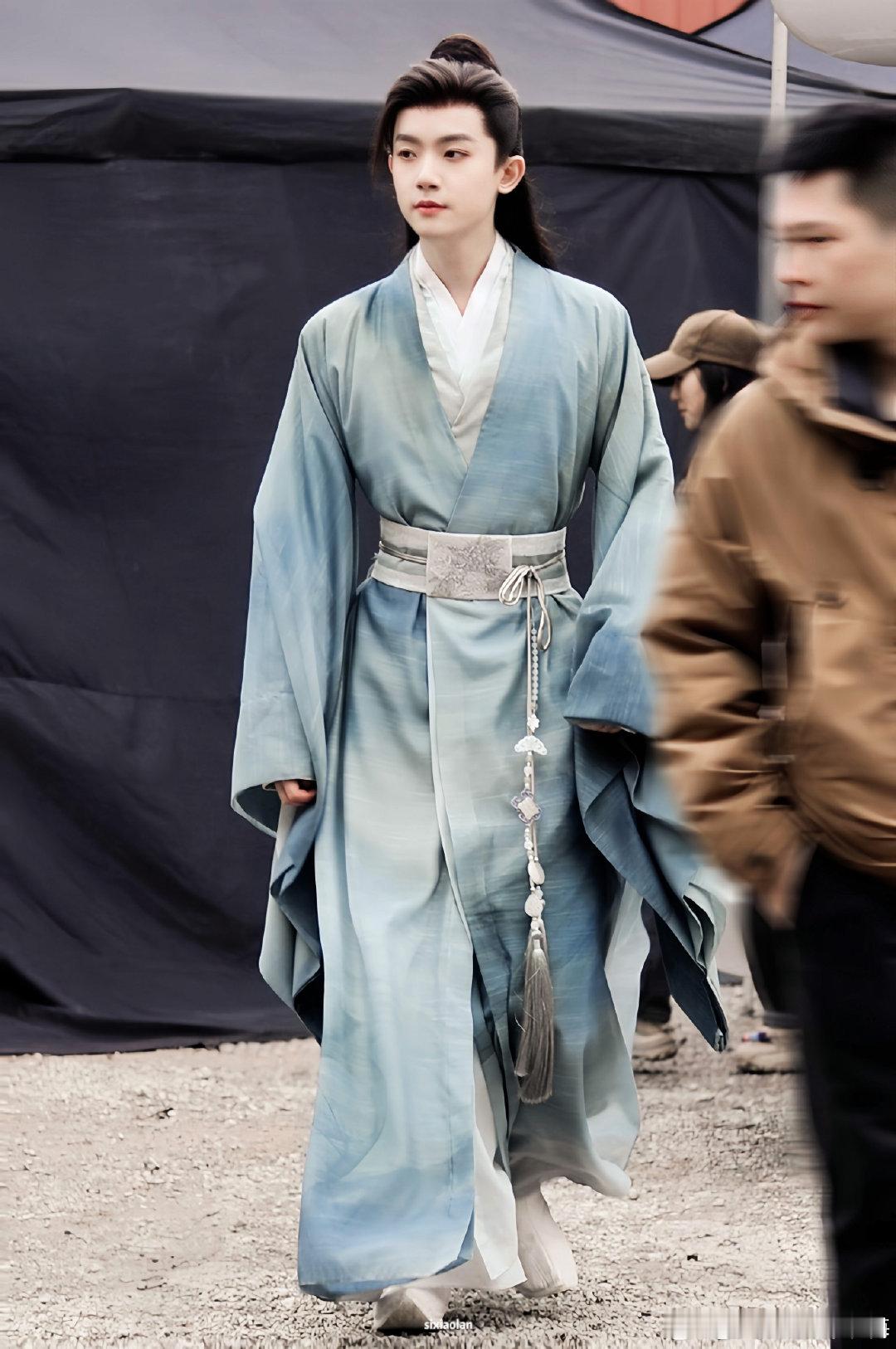李明德演出取消公告  李明德酒吧演出取消  刚看到演出取消，就联想到砸车，该不会