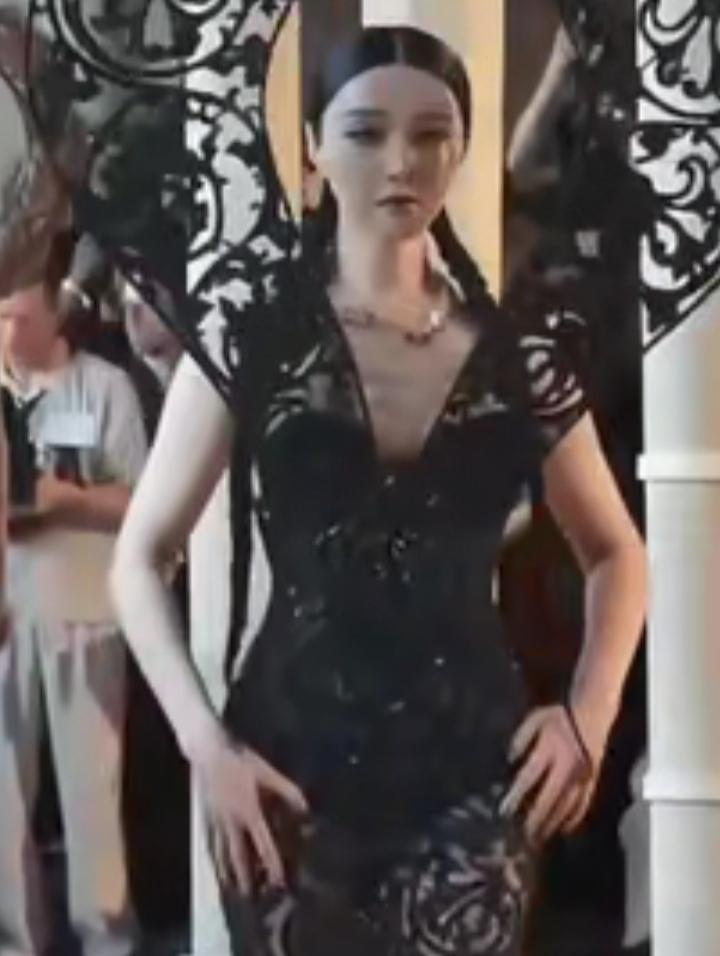 天呐，这位模特是谁？怎么也没认出来？大家好好看看有没有把她认出来的？