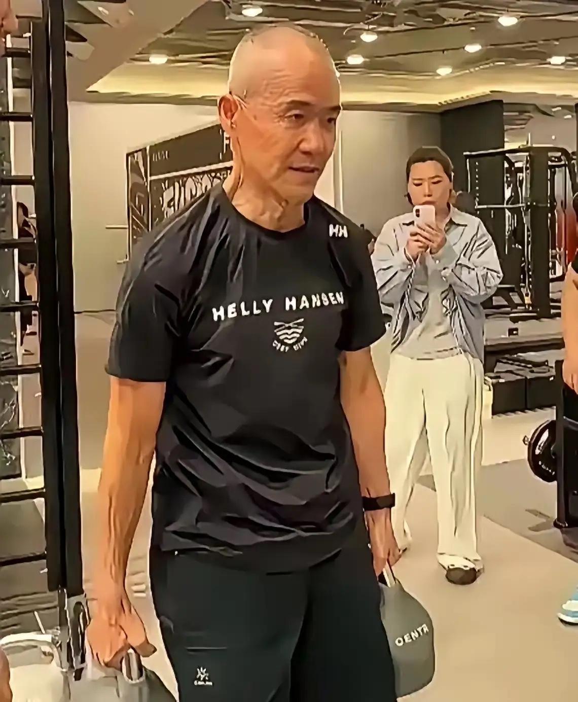 王石75岁，王德顺90岁，两人相差15岁。同样热爱健身，生活状态与精气神差距太大