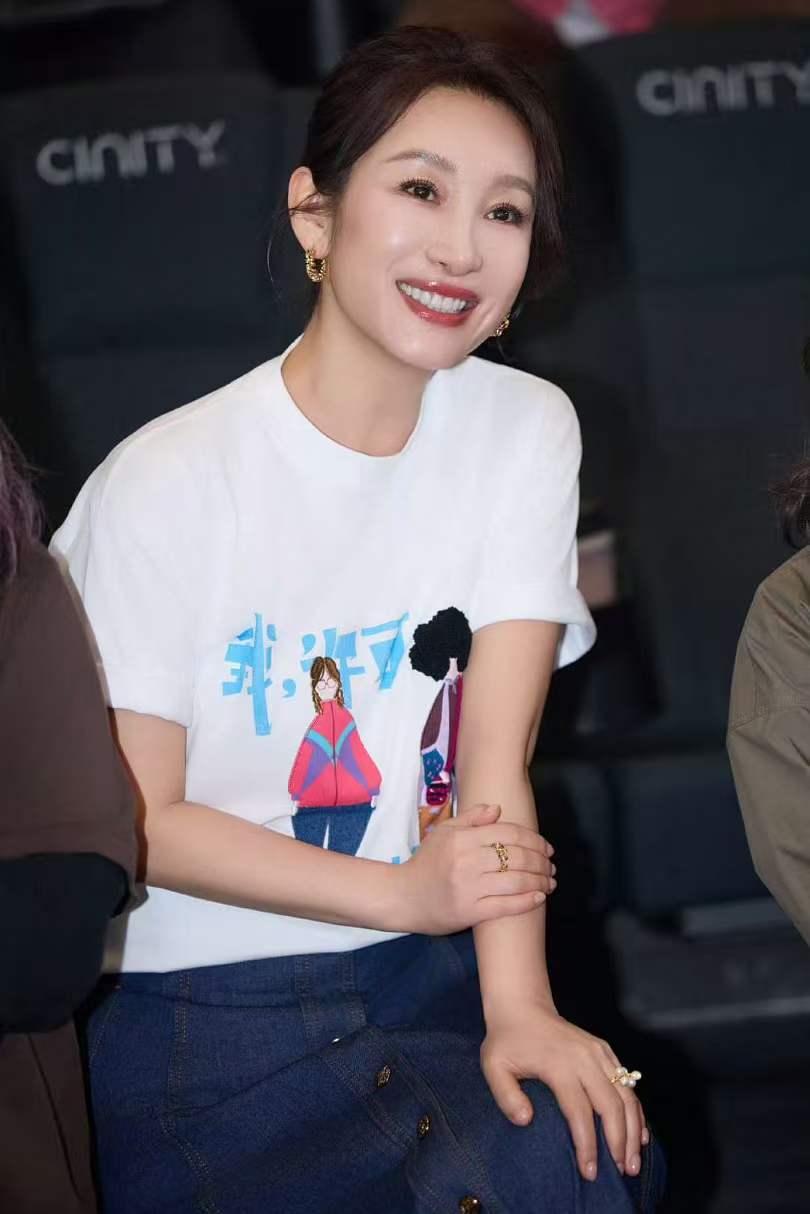 让我看看这是什么可爱东西👀？原来是秦海璐粉丝在《我，许可》北京首映礼现场准备的