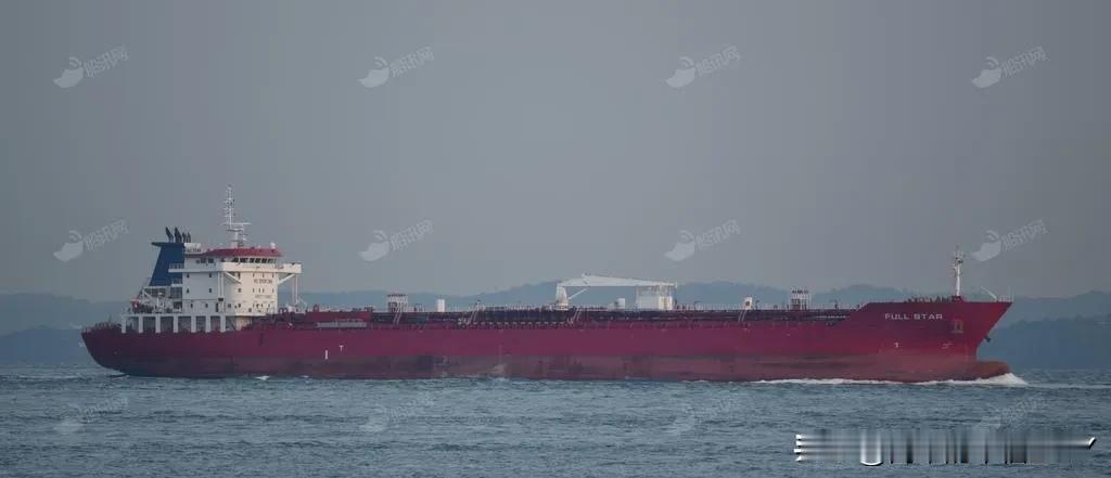 特朗普政府喊出的“全面封锁霍尔木兹海峡”，正遭遇前所未有的挑战。当上万美军舰机在