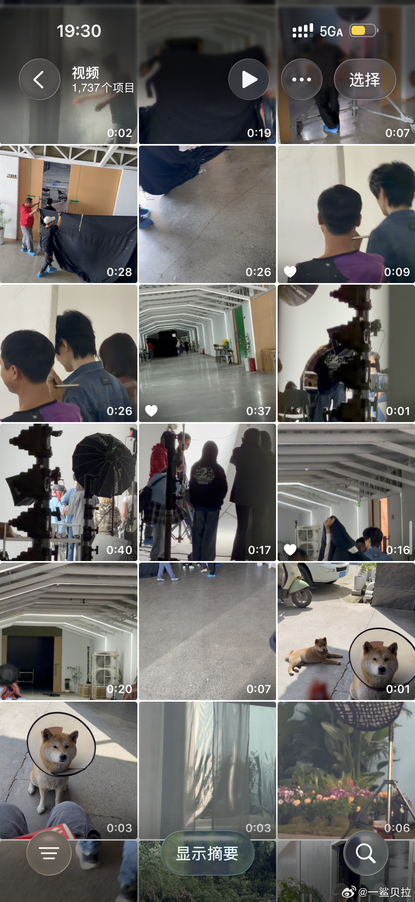 真的很搞笑啊他们出来之前我还在那里逗狗吃饭不拉个黑布谁能注意到有人出来了🤣 