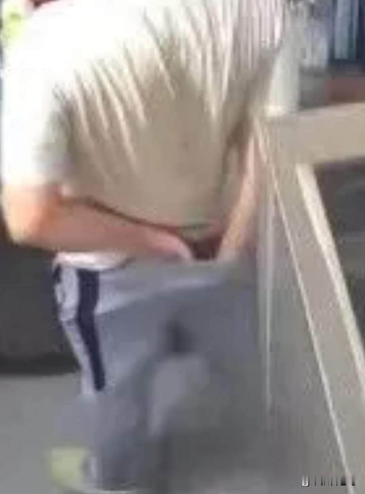 太脏了！炸鸡店员工在厨房工作时把手伸进裤裆20秒，直接毁掉了这家门店，画面被直播