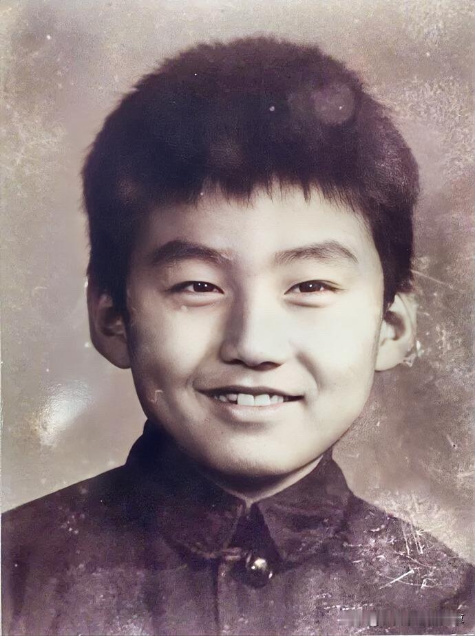 这个男明星大家都认识吧，他的眉眼很有特点，小时候就这么帅气，脸上棱角鲜明，微微一