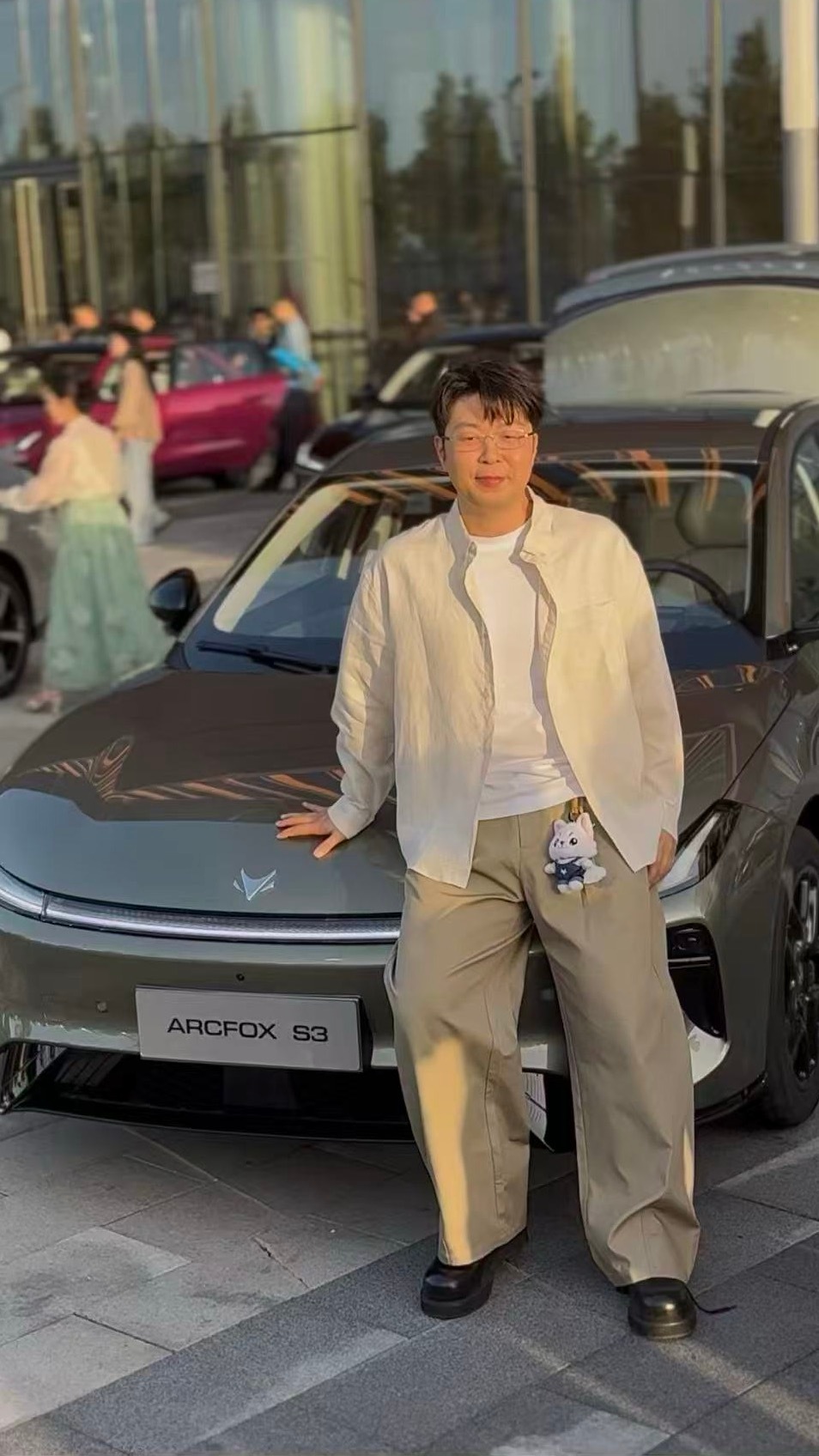 杜海涛到底多爱车  继上次在小鹏GX发布会被拍到后，杜海涛又出现在了今日举办的极