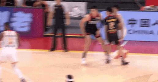 江苏肯帝亚外援贾尔斯真是恼羞成怒！在今天江苏肯帝亚客场挑战深圳马可波罗的比赛中，