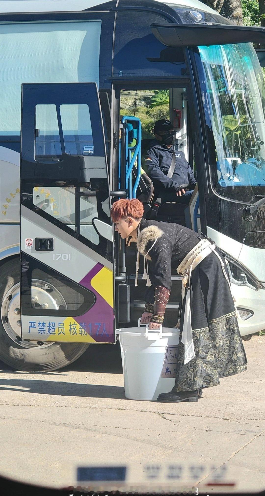 这个民族风服饰，真好看。提水桶的黄子韬 ​​​