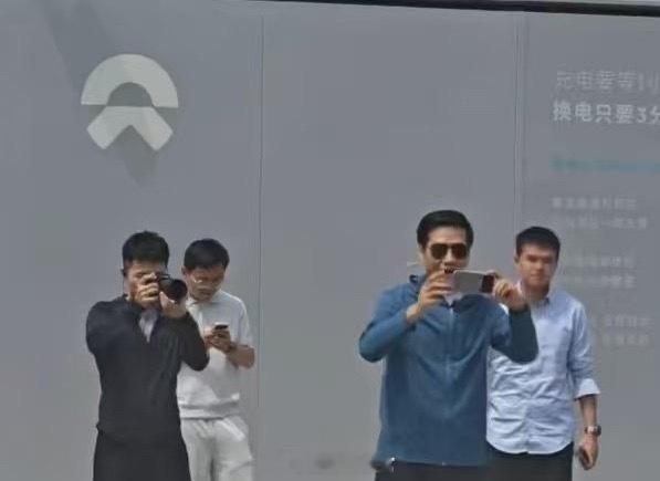 雷军直播中领头的是理想 L9，押尾的是理想 L8，只充一次电的机会给了蔚来。雷总