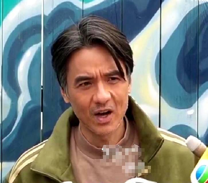 港媒真敢问，竟然让冯德伦拿命根子手办去换舒淇的金像奖。冯德伦当场就炸了：搞错没有