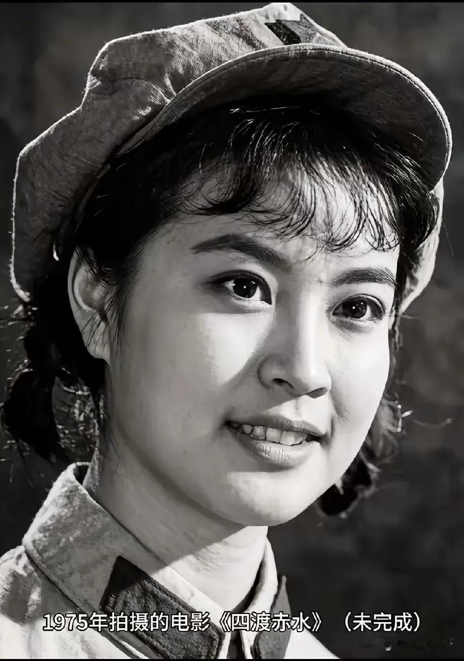 年轻时的刘晓庆真是太美了,非常富有异域风情。
刘晓庆以影片《小花》崭露头角，到了