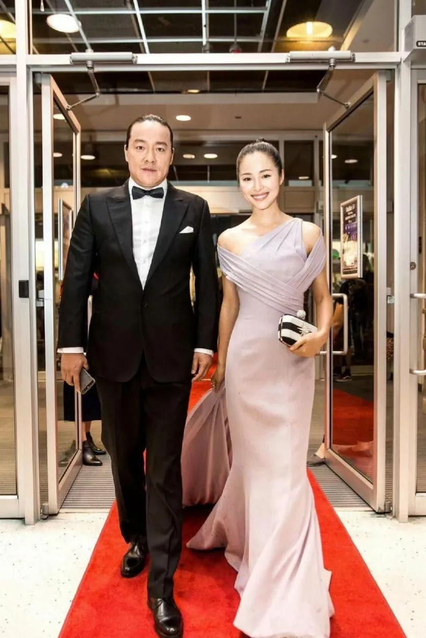 江一燕官宣与导演赵汉唐离婚。

江一燕在综艺《假期中的她们》中主动公开已结束与导