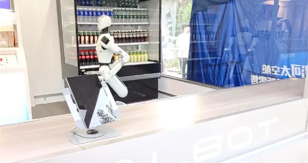 全球首个！北京一人形机器人独守9平小店 全天候上班